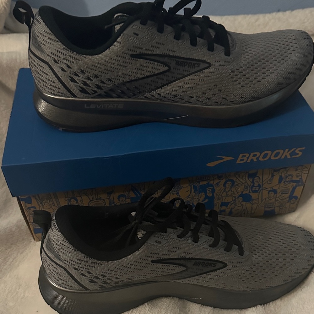Brooks Men's Black and Gray Running Shoes